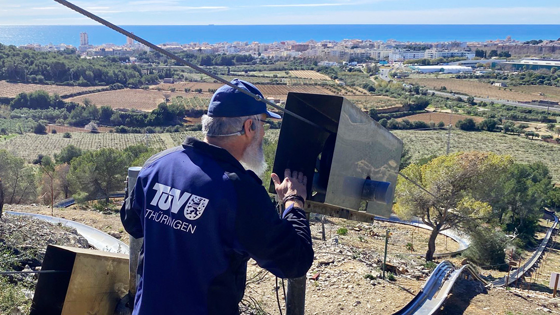 Experten des TÜV Thüringen prüfen Sommerrodelbahn im spanischen Calafell